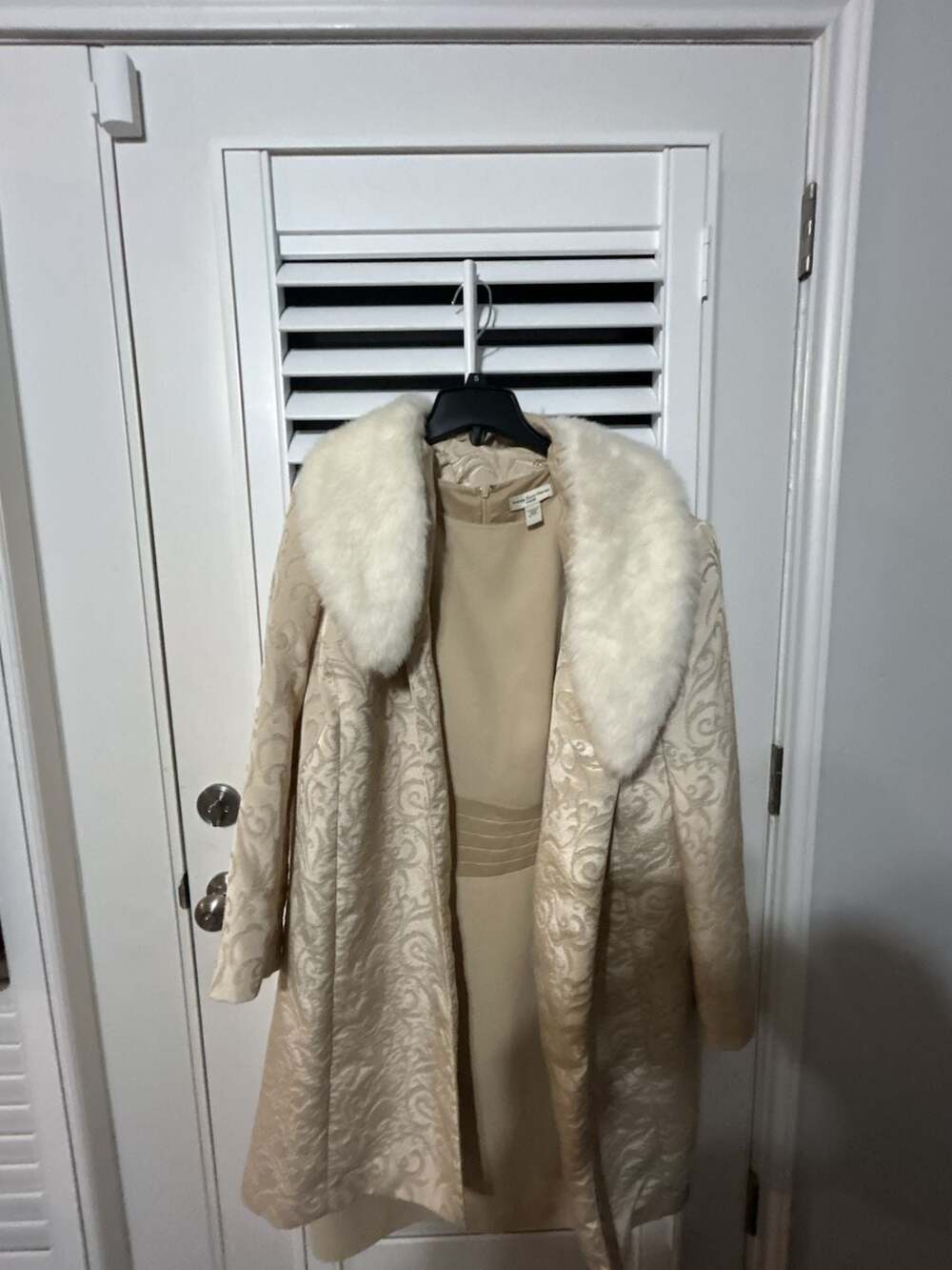 Amanda Smith Woman Beige Dress & Matching Cream Brocade Coat Set with Faux Fur C